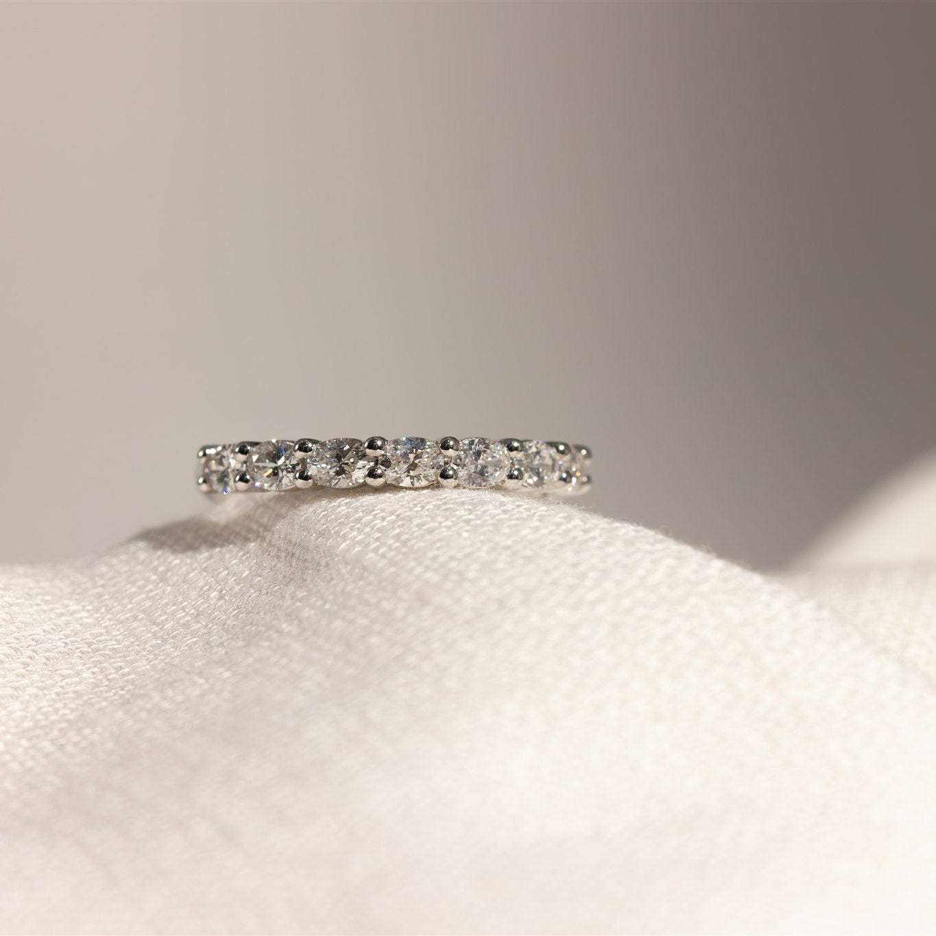 Oval natural Diamond band - IRIS