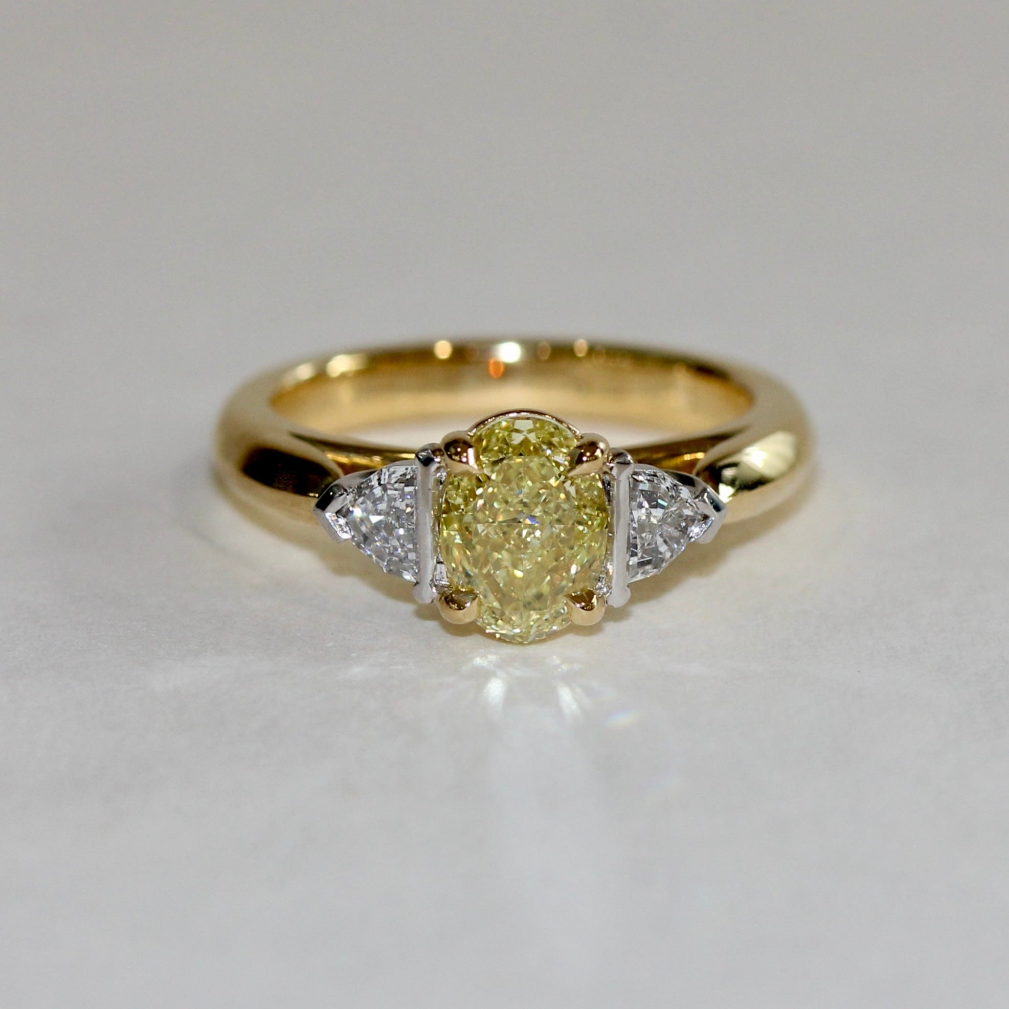1.41ct OVAL FANCY YELLOW DIAMOND RING IN 18CT GOLD - SOLEIL