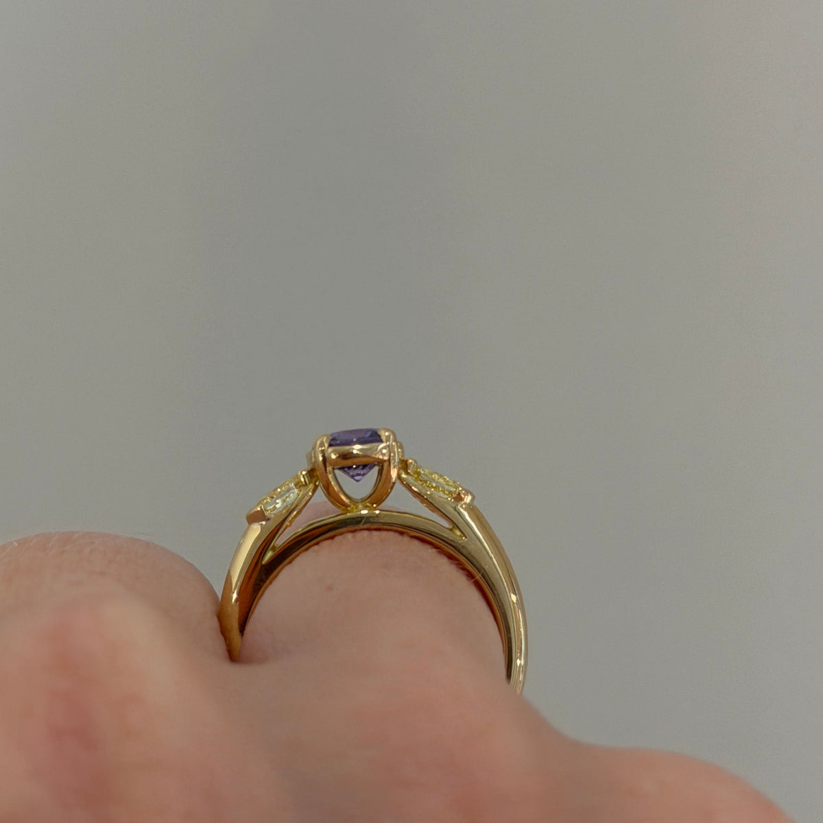 1.46CT VIOLET SPINEL & FANCY YELLOW DIAMOND TRILOGY RING